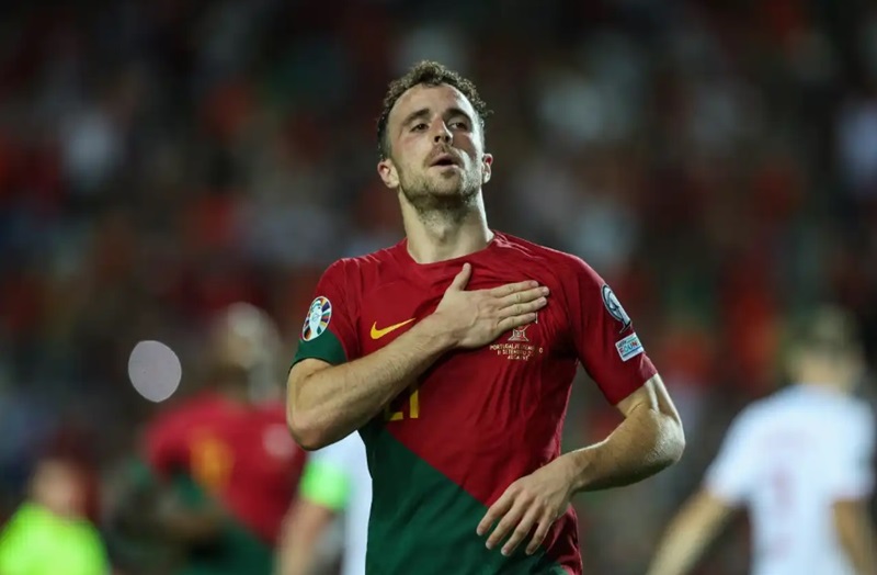 Diogo Jota thi đấu trong màu áo của đội tuyển quốc gia Bồ Đào Nha