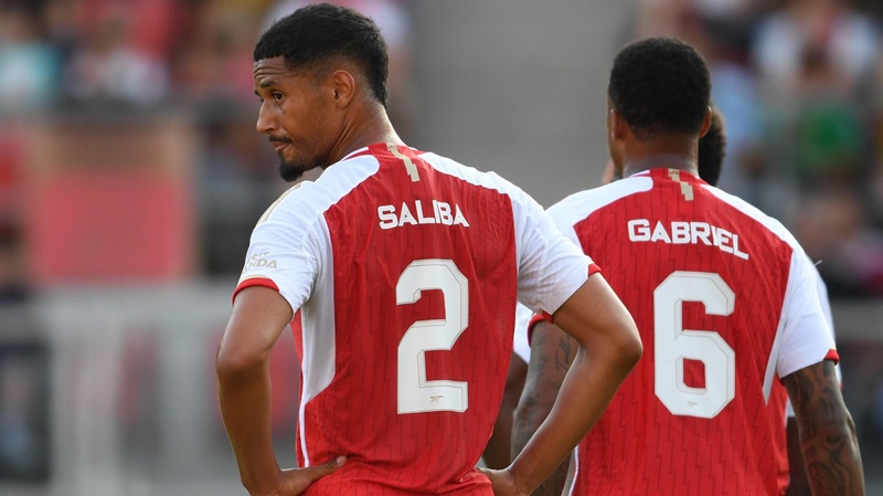 Saliba trong màu áo của CLB Arsenal