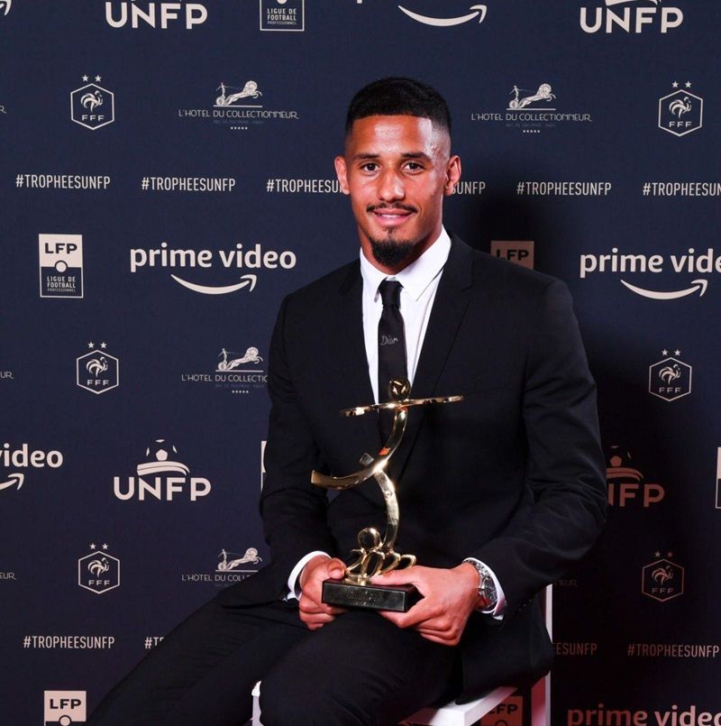 Saliba và chiếc cúp danh hiệu Cầu thủ trẻ xuất sắc nhất Ligue 1