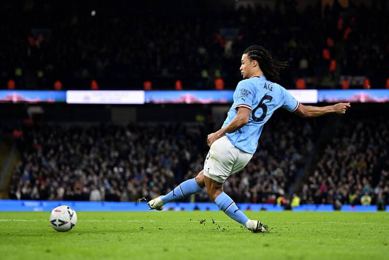 Nathan Aké sở hữu khả năng phòng ngự chắc chắn
