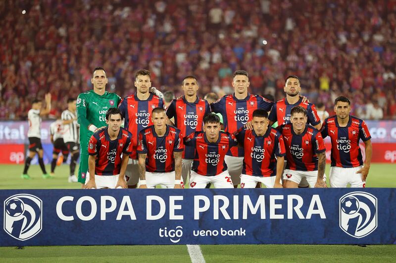 Cerro Porteño chụp ảnh trên sân nhà Estadio General Pablo Rojas