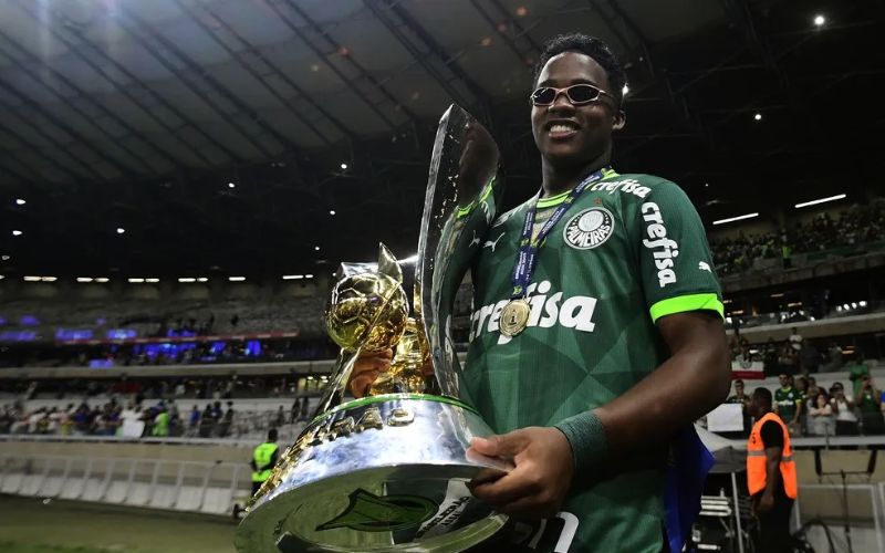 Endrick cùng Palmeiras nâng cao chiếc cúp vô địch Série A danh giá