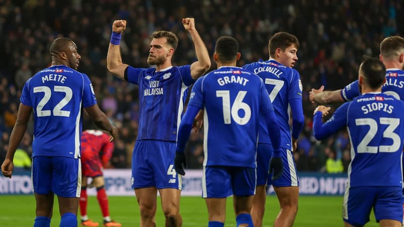 Trang phục của Cardiff City mang màu áo xanh truyền thống từ năm 2015